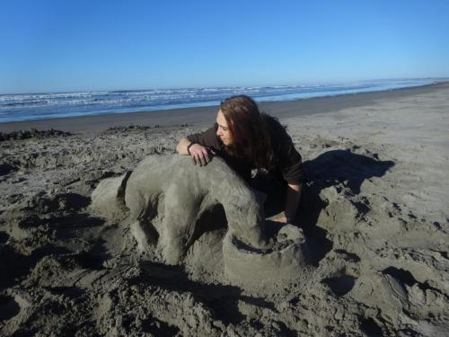 Sculpting-with-sand-by-the-Pacific-Ocean-min